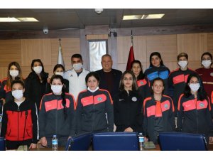 ALTSO Başkanı Şahin, Yüksekova Kadın Futbol Takımını ağırladı