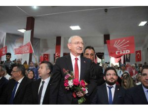Kılıçdaroğlu, Bucak’ta partisine yeni katılanlara rozetlerini taktı