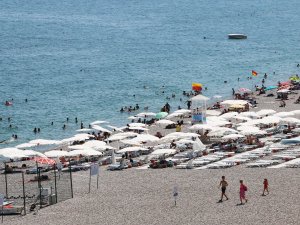 EKDAĞ Konyaaltı Plajı tatilcilerin gözdesi