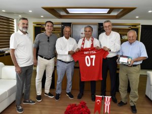 Antalyaspor Kulübü Derneği, Başkan Uysal’ı ziyaret etti