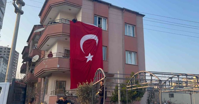 Şehit ateşi Hatay’a düştü, baba evine Türk bayrakları asıldı