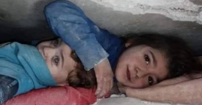 İdlib’te saatler sonra 2 küçük çocuk enkazdan sağ çıkarıldı