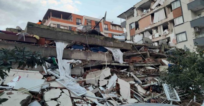 Depremde yıkılan apartmandan 3 çocuk sağ kurtarıldı