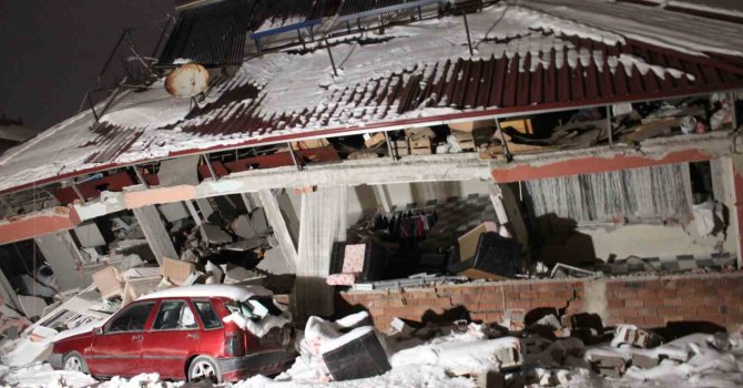 Elbistan depreminden geriye yıkılmış binalar kaldı