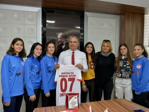 Kadın futbolculardan Başkan Uysal’a ziyaret