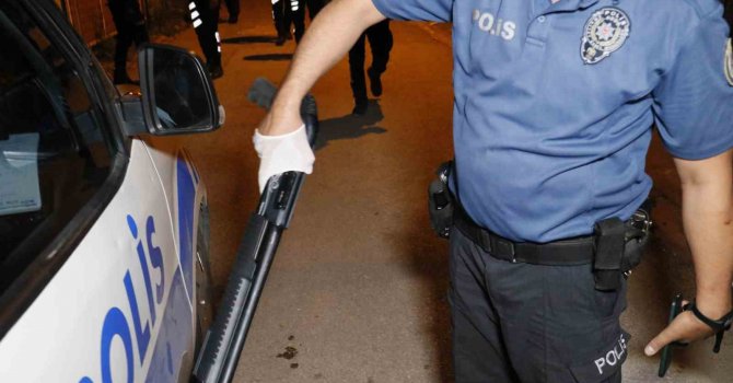 Adana’da havaya ateş açan magandalar ruhsatsız silahlarıyla yakalandı