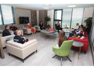İtfaiye Haftası’nda Hatay Büyükşehir Belediyesi itfaiye ekibinden Başkan Savaş’a ziyaret