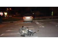 Otomobille çarpışan kasksız motosiklet sürücüsü ağır yaralandı