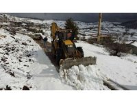 Tarsus’ta ekiplerin karla mücadelesi aralıksız sürüyor