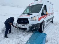 Kara saplanan ambulans ve minibüsü jandarma kurtardı