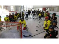 Hatayspor’dan buz hokeyi oyuncularına moral ziyareti