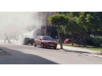 Hatay’da park halindeki otomobil bir anda dumana teslim oldu
