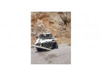 Antalya’da otomobil, şarampoldeki kayalara çarptı: 1 yaralı
