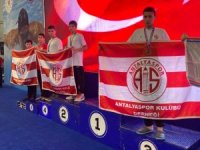 Antalyasporlu yüzücülerden beşte beş