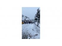 Burdur’da kar yağışına hazırlıksız yakalanan sürücüler yollarda kaldı