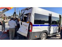 Tarsus’ta işçi servisi ile kamyon çarpıştı: 8 yaralı