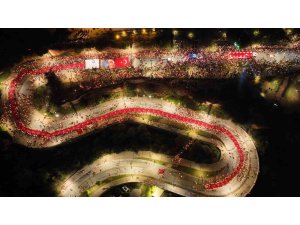 Antalya’da 400 metrelik dev bayrakla Cumhuriyet coşkusu: Fener Alayı’na yüzlerce kişi katıldı