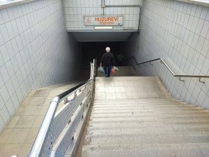 Adana’da 16 yıl önce hizmete giren metro alt geçitte yürüyen merdivenin yeri var, mekanizması yok