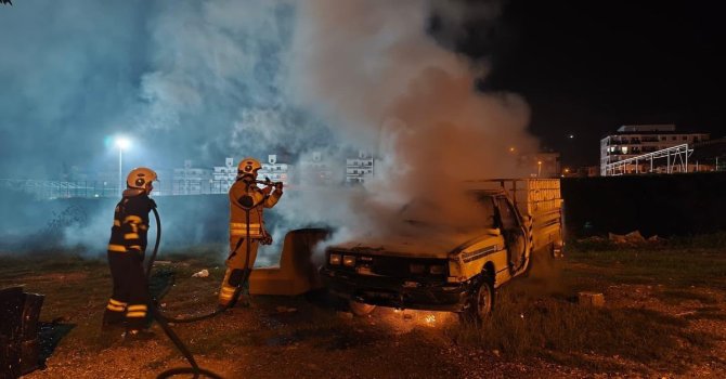 İskenderun’da pikap yandı