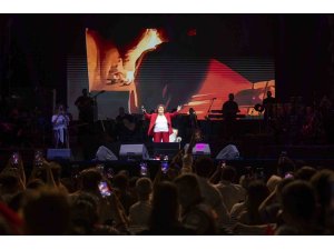 Selda Bağcan, ’Mersin Gençlik Festivali’ kapsamında sahne aldı