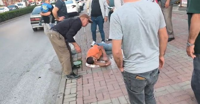 Otomobile çarpan motosiklet sürücüsü havada takla atıp yere düştü