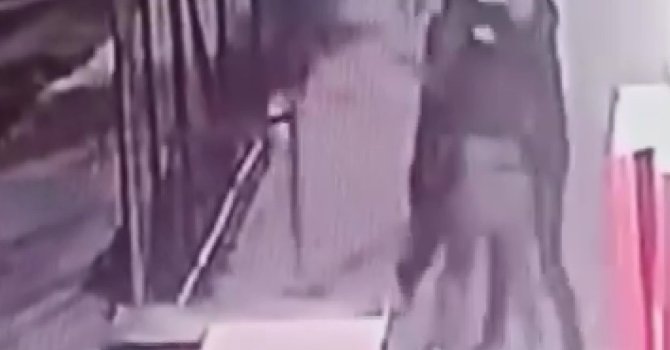 Lise öğrencilerini dövüp bacaklarından bıçakladılar