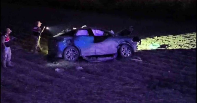 Lastiği patlayan otomobil tarlaya uçtu: 1 ölü, 2 yaralı