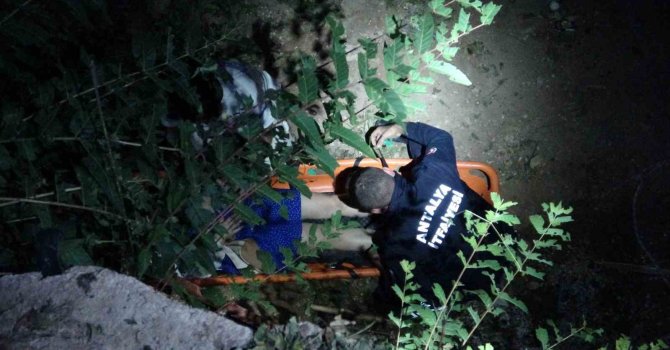 Antalya’da 4 metrelik inşaat çukuruna düşen turist itfaiye tarafından kurtarıldı
