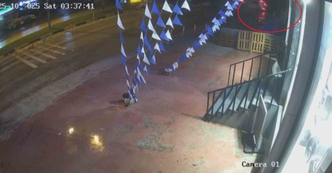 Sürücüsünün kontrolünü kaybettiği hafif ticari aracın takla atarak şarampole uçtuğu anlar kamerada