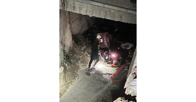 Asi Nehri’ne uçan motosikletin sürücüsünü itfaiye kurtardı