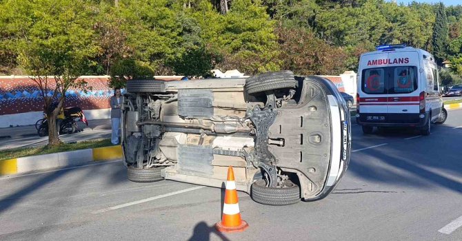 Park halindeki araçlara çarpıp yan yatan otomobilin sürücüsü yaralandı