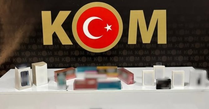 İş yerine yapılan baskında çok sayıda kaçak ürün ele geçirildi