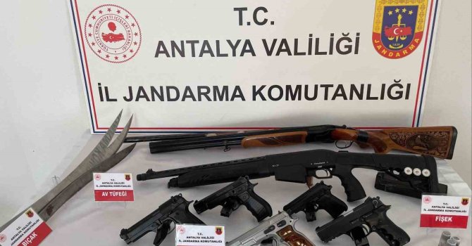 Antalya’da düzenlenen operasyonda çok sayıda ruhsatsız silah ele geçirildi