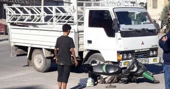 Motosikletle kamyonet çarpıştı, kaza anı kameraya yansıdı