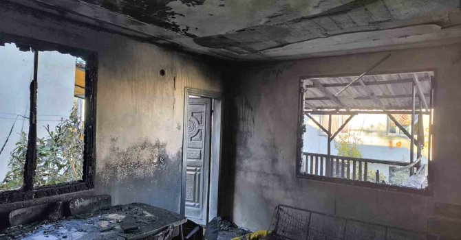 Adana’da yangın çıkan ev küle döndü