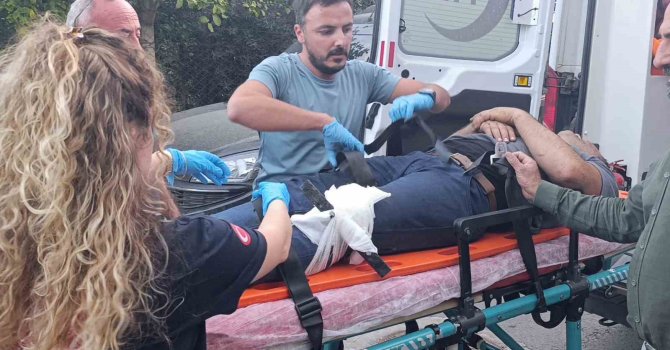 Bacağına saplanan korkuluk demiri ile hastaneye kaldırıldı