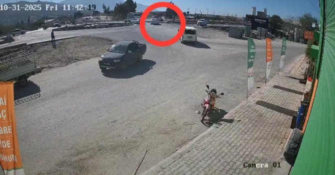 Ticari araç 2 motosiklete çarptı: 1 ölü, 5 yaralı