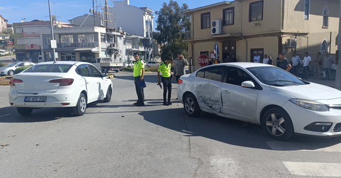 Manavgat’ta 2 otomobil kavşakta çarpıştı: 1 yaralı