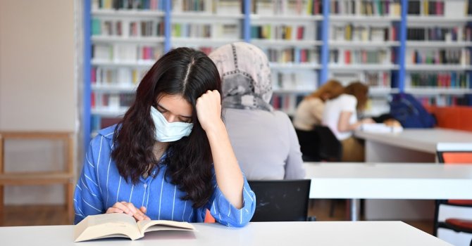 Konyaaltı Belediyesi Kütüphanesi’ne yoğun ilgi
