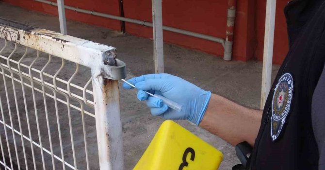 Eline aldığı bıçakla yoldan geçenlere dehşeti yaşattı: 1 yaralı