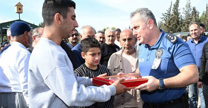 Kalp krizi geçiren polis memuru son yolculuğuna uğurlandı