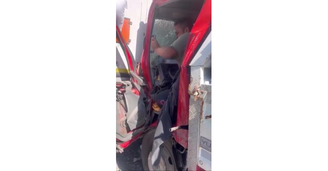 Kamyonet tıra arkadan çarptı: 3 yaralı