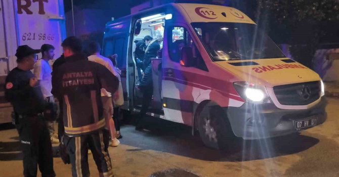 Evde yakılan mumlar yangına sebep oldu, binada panik yaşandı