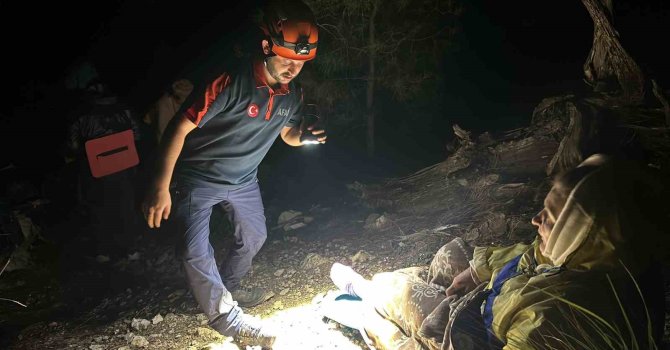 Antalya’da dağlık alanda mahsur kalan Ukraynalı kadın kurtarıldı