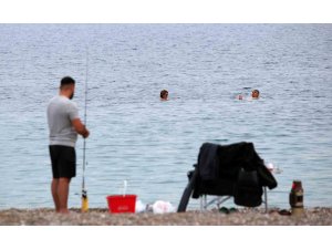 Antalya’da kasım ayında denize girmenin keyfini çıkardılar