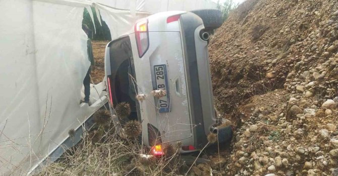 Antalya’da kontrolden çıkan otomobil devrildi: 5 yaralı