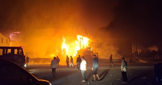 Antalya’da paketleme fabrikası alev alev yandı