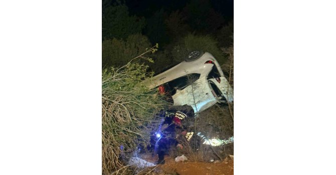 Otomobil devrildi: Sürücü halat yardımıyla kurtarıldı
