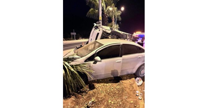 Kamyonet ile otomobil çarpıştı: 4 yaralı