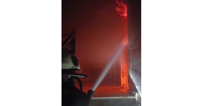 Antakya’da binanın çatısı alevlere teslim oldu